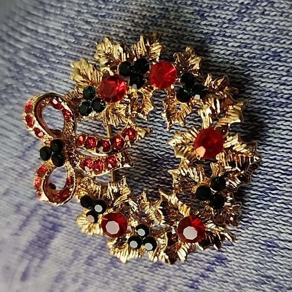 Fashion Jewelry Jewelry - Red Green Gold  Holly  Enamel and Rhinestone Christmas Wreath  Brooch